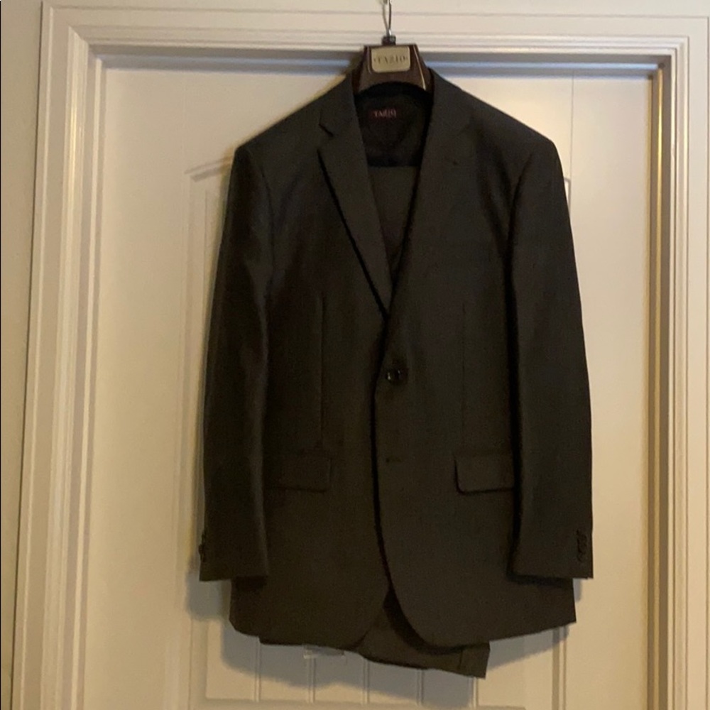 Tazio Men’s Gray 3 piece suit - 40R